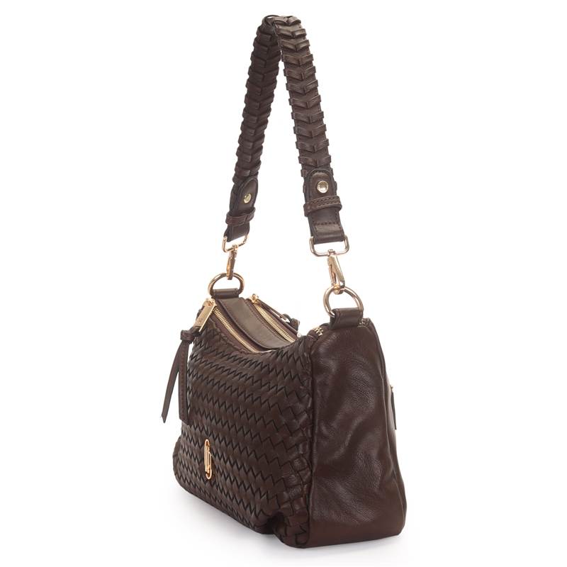 Bolsa tiracolo feminina marrom vista lateral mostrando volume e zíper superior